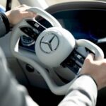 videofoto o noua revolutie in masina mercedes introduce in directia digitala si volanul de avion 6808179f6ef1b
