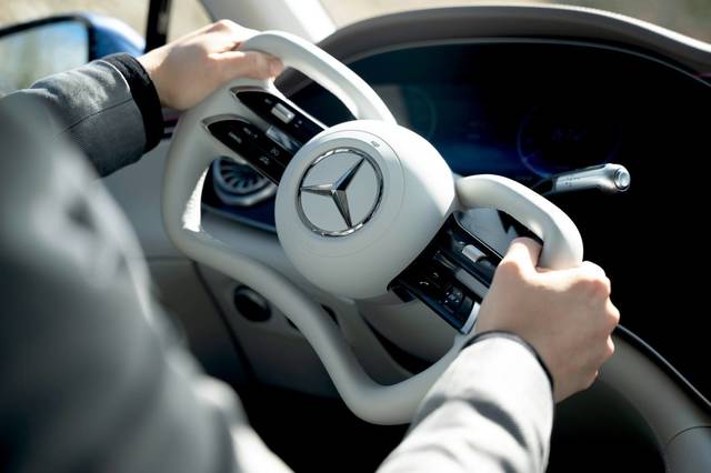 videofoto o noua revolutie in masina mercedes introduce in directia digitala si volanul de avion 6808179f6ef1b