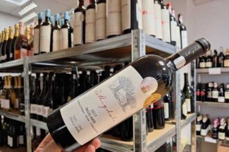 vinul zilei un cupaj rosu nonconformist obtinut din feteasca neagra shiraz si cabernet franc arome intense de fructe rosii prune afumate si caise carora li se adauga pe palat note de visine si c 680340d957463