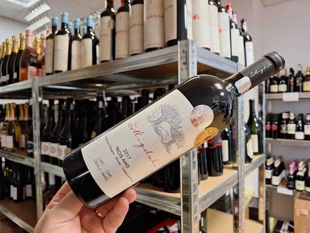 vinul zilei un cupaj rosu nonconformist obtinut din feteasca neagra shiraz si cabernet franc arome intense de fructe rosii prune afumate si caise carora li se adauga pe palat note de visine si c 680340d957463