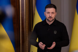 volodimir zelenski afirma ca armata rusa doar incearca sa creeze impresia unei incetari a focului de paste bombardamentele continua 68049e5399903