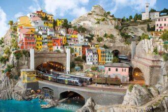 zeci de oameni au avut nevoie de ingrijiri medicale dupa ce o persoana necunoscuta a pulverizat gaze lacrimogene la miniatur wunderland una dintre principalele atractii turistice din germania 67fb52182ab97