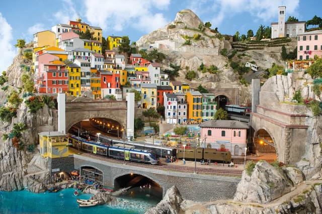 zeci de oameni au avut nevoie de ingrijiri medicale dupa ce o persoana necunoscuta a pulverizat gaze lacrimogene la miniatur wunderland una dintre principalele atractii turistice din germania 67fb52182ab97