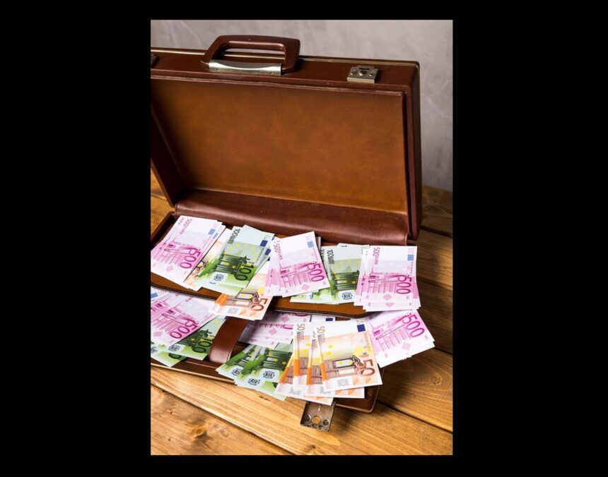 13 000 de euro aruncati dintr o masina dupa o cearta in familie ce s a intamplat cu banii 6828d23067ef3