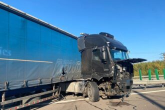 accident grav pe a2 intre doua tir uri o persoana este incarcerata 68309bed0b273