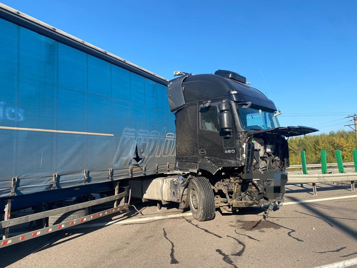 accident grav pe a2 intre doua tir uri o persoana este incarcerata 68309bed0b273