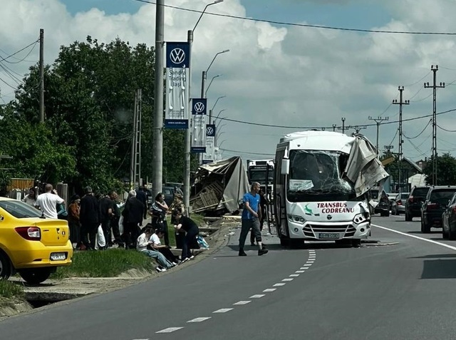 accident in care au fost implicate un autocamion si un autocar cu 20 de pasageri la letcani a fost activat planul rosu de interventie 68305f8db86df