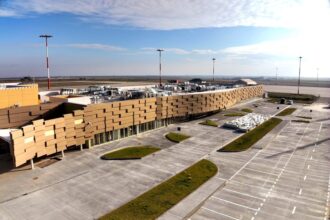 aeroportul international mihail kogalniceanu investeste in energie verde a fost incheiat contractul pentru studiu de fezabilitate al unui parc fotovoltaic 682deab467740