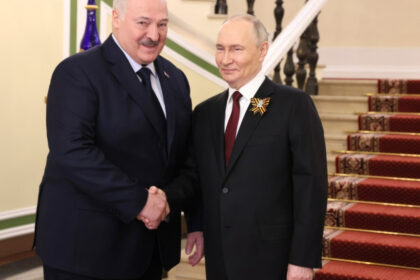 aleksandr lukasenko isi indeamna fermierii sa cultive mai multi cartofi pentru a hrani rusia trebuie sa ii ajutam pe fratii nostri 683732003db0b