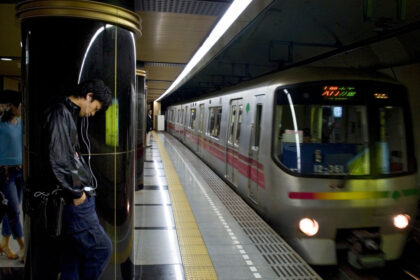 alerta la metroul din tokyo un barbat a ranit mai multe persoane dupa ce le a atacat cu cutitul 681b6ecf912b9