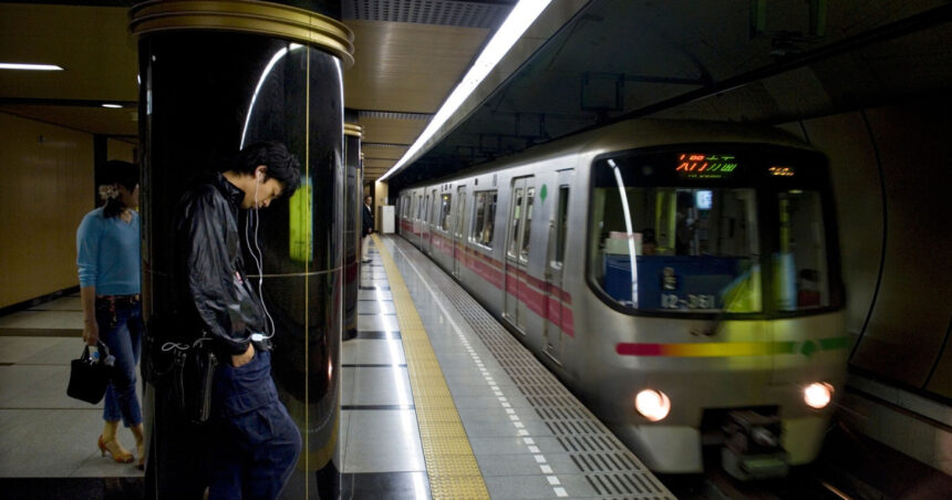 alerta la metroul din tokyo un barbat a ranit mai multe persoane dupa ce le a atacat cu cutitul 681b6ecf912b9