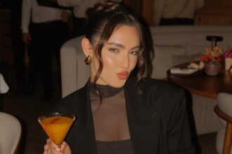 alexia eram si iubitul au uitat ca sunt in public cum a fost surprinsa fiica andreei esca la mare 681a1b9cc80ea