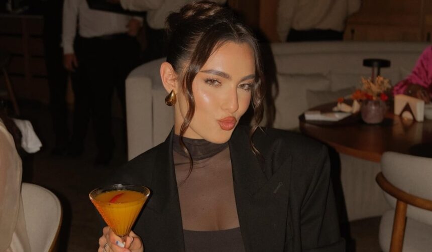 alexia eram si iubitul au uitat ca sunt in public cum a fost surprinsa fiica andreei esca la mare 681a1b9cc80ea