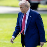analistii il contrazic pe donald trump amenintarile presedintelui nu vor aduce productia de iphone in sua 6831a4c6b8c30