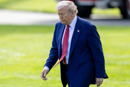 analistii il contrazic pe donald trump amenintarile presedintelui nu vor aduce productia de iphone in sua 6831a4c6b8c30