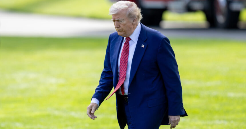 analistii il contrazic pe donald trump amenintarile presedintelui nu vor aduce productia de iphone in sua 6831a4c6b8c30