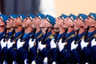 analiza ft economia de razboi a lui vladimir putin se raceste dar rusii inca se simt mai bogati iar asta nu le schimba opinia despre razboi 6837444f6f108