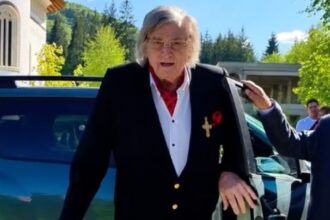 aparitia lui florin piersic in carja la putna marele actor si sofia vicoveanca au luat parte impreuna la un eveniment cultural 682f1e0993a44