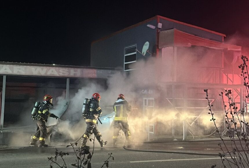 arde un autoturism in zona palazu mare din constanta 6838bd914ef80