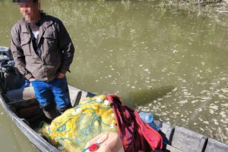 braconaj in delta dunarii sute de metri de plase si zeci de kilograme de peste confiscate de la un pescar tulcean 682ee7f4024e1