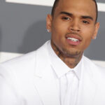 cantaretul chris brown a fost arestat si pus sub acuzare pentru agresiune si vatamare corporala in regatul unit 682ae01ed50a4