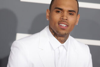 cantaretul chris brown a fost arestat si pus sub acuzare pentru agresiune si vatamare corporala in regatul unit 682ae01ed50a4
