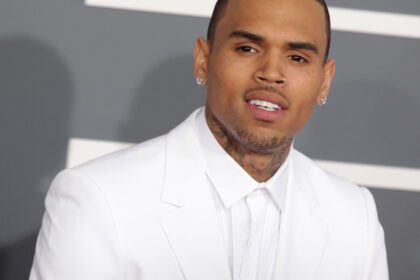 cantaretul chris brown a fost arestat si pus sub acuzare pentru agresiune si vatamare corporala in regatul unit 682ae01ed50a4