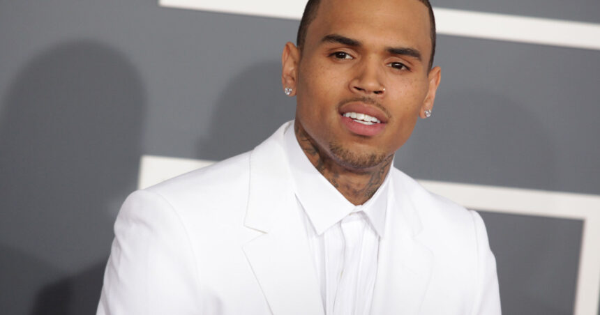 cantaretul chris brown a fost arestat si pus sub acuzare pentru agresiune si vatamare corporala in regatul unit 682ae01ed50a4