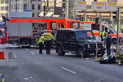 cel putin opt raniti dupa ce o masina a intrat in pietoni intr o intersectie din orasul german stuttgart 6815185a3cb7f
