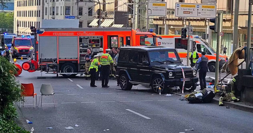 cel putin opt raniti dupa ce o masina a intrat in pietoni intr o intersectie din orasul german stuttgart 6815185a3cb7f