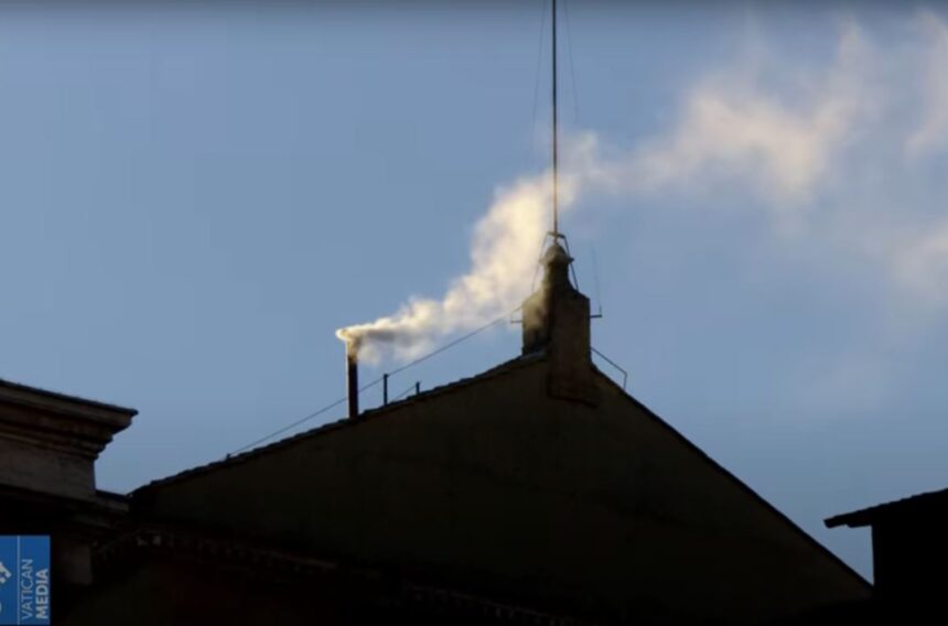 conclavul a ales un nou papa fum alb la capela sextina din vatican 681cdd0ca6204
