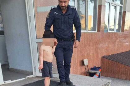 copil de 4 ani gasit dezbracat pe strada de politisti dupa ce a cazut de la etajul 1 era dezorientat si nu stia sa ajunga acasa 683a1087a3a58