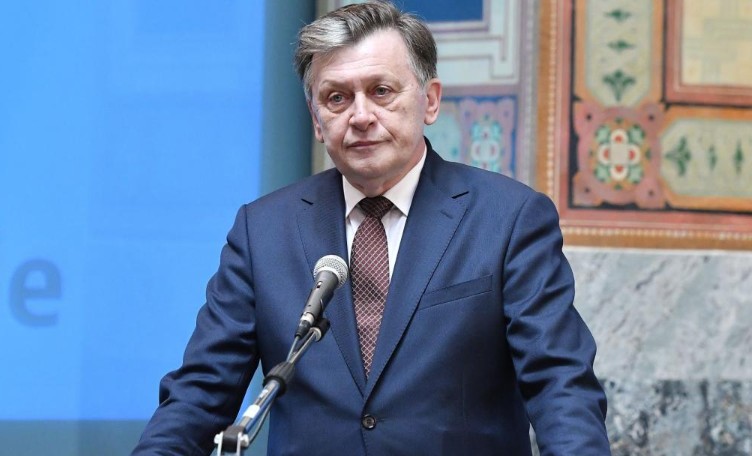 crin antonescu ajutati ma sa il inving pe simion 6815193e3344b