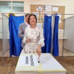 cum a aparut carmen iohannis la sectia de votare in sibiu a purtat aceeasi rochie si la inceputul anului scolar in septembrie 2024 6817328d21f60