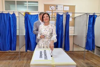 cum a aparut carmen iohannis la sectia de votare in sibiu a purtat aceeasi rochie si la inceputul anului scolar in septembrie 2024 6817328d21f60