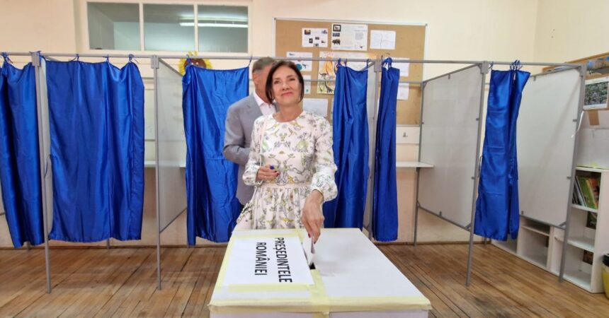cum a aparut carmen iohannis la sectia de votare in sibiu a purtat aceeasi rochie si la inceputul anului scolar in septembrie 2024 6817328d21f60