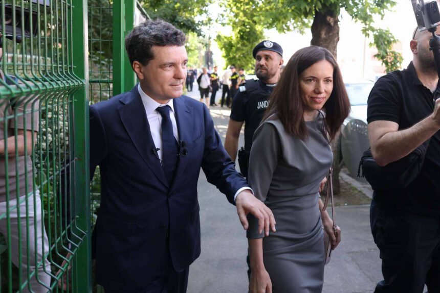 cum a aparut mirabela gradinaru la sectia de votare l a tinut de mana pe nicusor dan si a fost numai cu zambetul pe buze 681718992543a