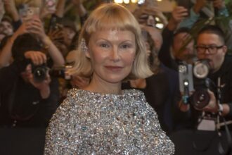 cum a aparut pamela anderson la met gala 2025 actrita e aproape de nerecunoscut la 57 de ani 6819dbe791e4c