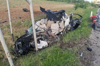 doi oameni au murit si unul a fost grav ranit dupa ce o masina si o betoniera s au ciocnit 682f7b1ade171