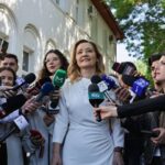 elena lasconi imbracata intr o rochie de 1 000 de lei la sectia de votare cine i a creat tinuta si cum a aparut alaturi de catalin georgescu sotul ei 68172b0aec4fb