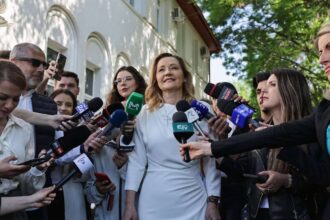 elena lasconi imbracata intr o rochie de 1 000 de lei la sectia de votare cine i a creat tinuta si cum a aparut alaturi de catalin georgescu sotul ei 68172b0aec4fb
