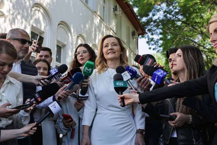 elena lasconi imbracata intr o rochie de 1 000 de lei la sectia de votare cine i a creat tinuta si cum a aparut alaturi de catalin georgescu sotul ei 68172b0aec4fb