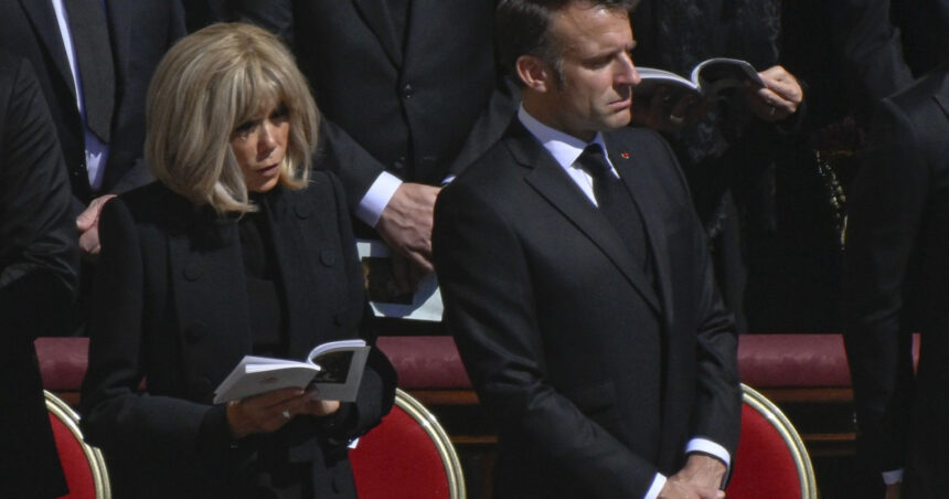 emmanuel macron acuzat ca se amesteca in treburile conclavului pentru alegerea noului papa 6814cb046a364