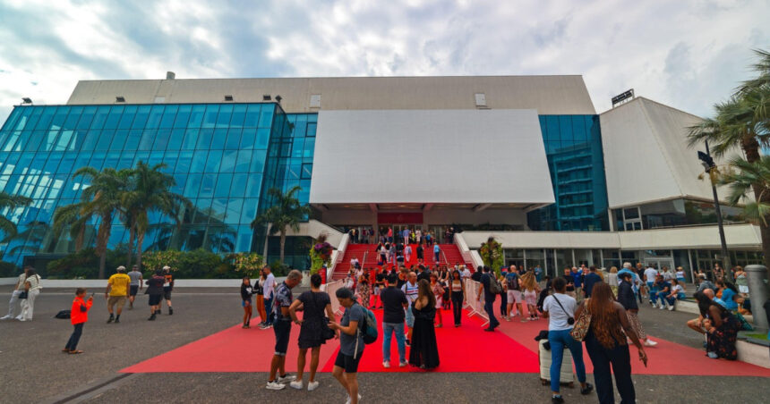 festivalul de la cannes isi arata sprijinul pentru ucraina prin proiectia a trei filme in prima zi a evenimentului 6824482391136