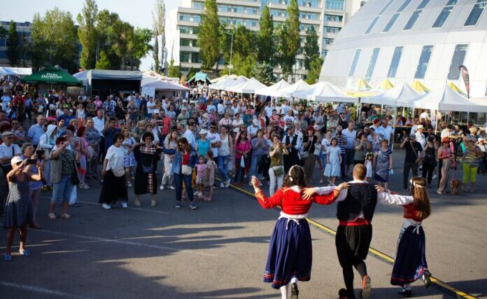 festivalul traditiilor si gastronomiei pescaresti are loc intre 30 mai si 1 iunie la pavilionul expozitional artisti de marca vor fi prezenti la eenimentul organizat de cjc si centrul cultural judet 6826357a2412c