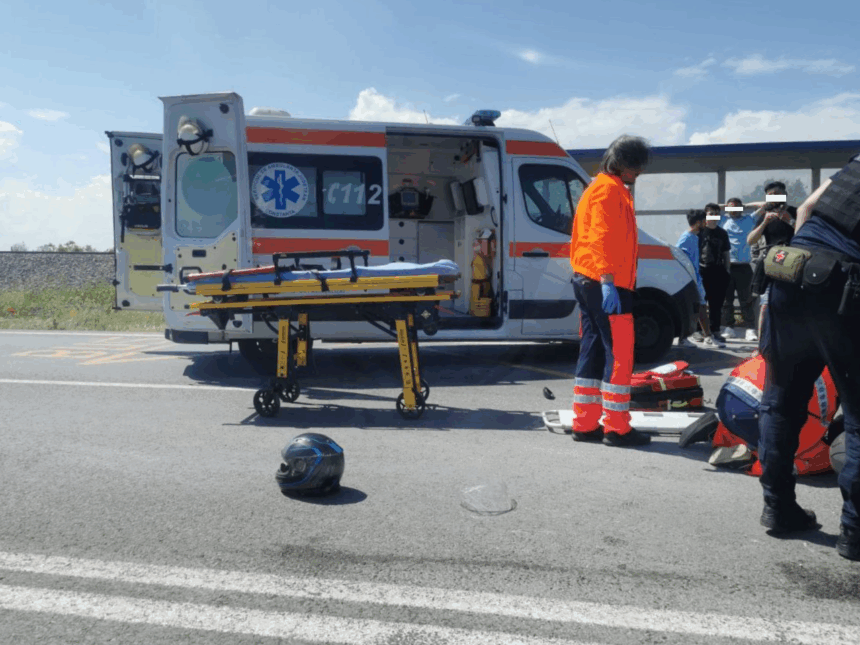 foto accident rutier grav in zona midia un autoturism si o motocicleta s au ciocnit 682f12e931476