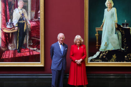 foto charles si camilla au publicat noi portrete oficiale pentru a doua aniversare a incoronarii lor 681afd18a06a9