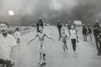foto controversa napalm girl associated press continua sa atribuie celebra imagine din razboiul din vietnam fotografului sau nick ut 681b002b3fe1b