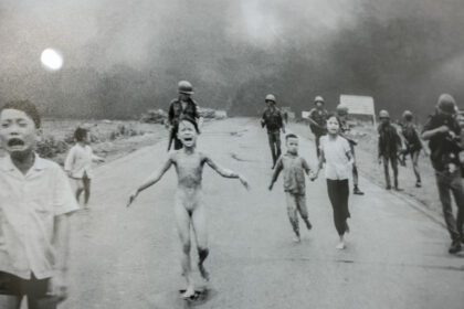 foto controversa napalm girl associated press continua sa atribuie celebra imagine din razboiul din vietnam fotografului sau nick ut 681b002b3fe1b