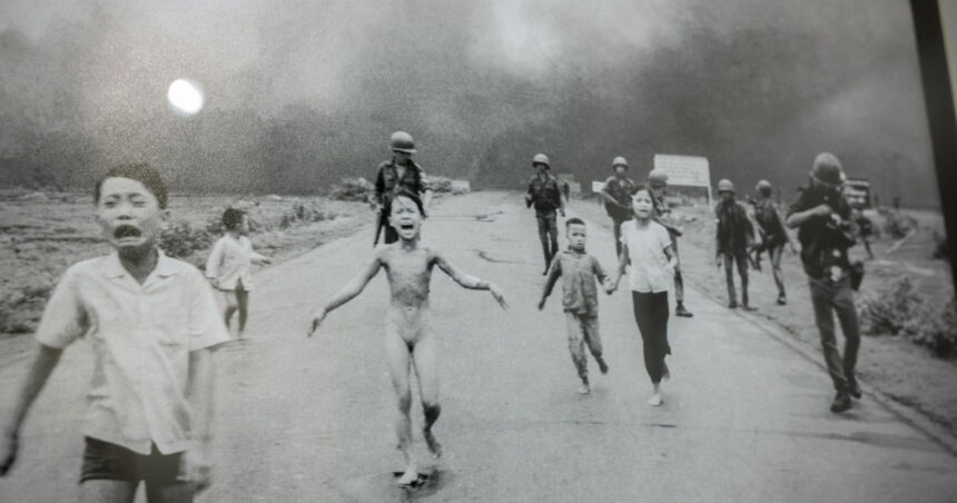 foto controversa napalm girl associated press continua sa atribuie celebra imagine din razboiul din vietnam fotografului sau nick ut 681b002b3fe1b